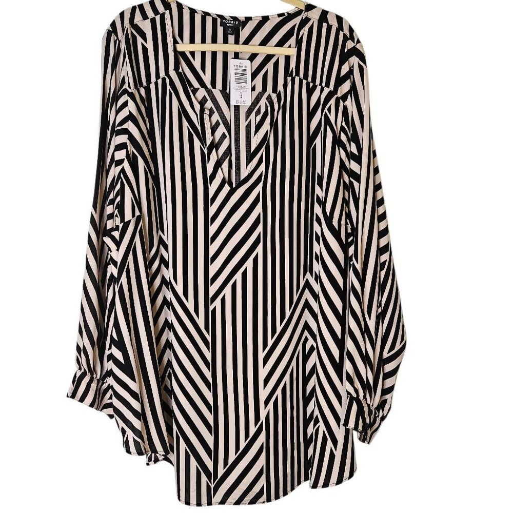 Torrid  long sleeved geometric blouse.  5(28). #942